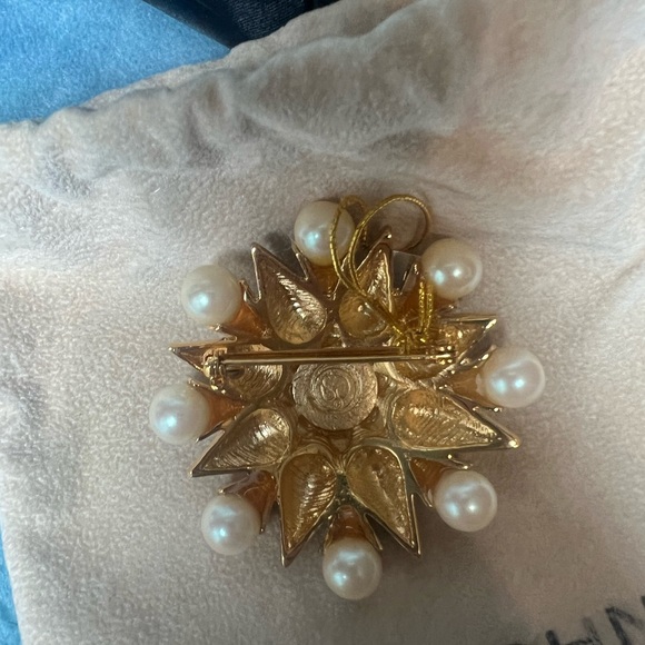St. John Vintage Brooch pin - Picture 3 of 5